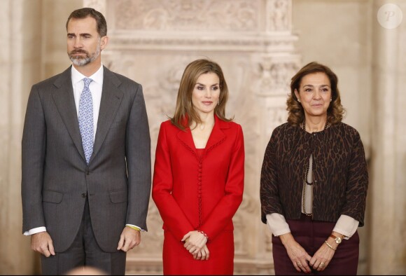 Le roi Felipe VI et la reine Letizia d'Espagne présidaient le 15 janvier 2015, au palais royal à Madrid, la cérémonie de remise des Prix nationaux de recherche 2014. Chacun portait au poignet un bracelet jaune remis quelques jours plus tôt par l'Association pour la rationalisation des horaires espagnols.