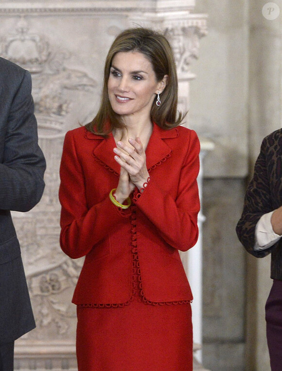Le roi Felipe VI et la reine Letizia d'Espagne présidaient le 15 janvier 2015, au palais royal à Madrid, la cérémonie de remise des Prix nationaux de recherche 2014. Chacun portait au poignet un bracelet jaune remis quelques jours plus tôt par l'Association pour la rationalisation des horaires espagnols.