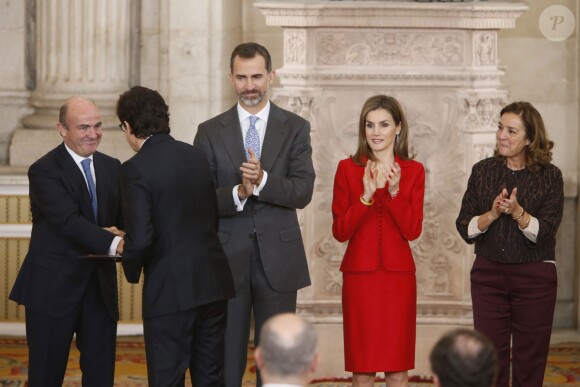 Le roi Felipe VI et la reine Letizia d'Espagne présidaient le 15 janvier 2015, au palais royal à Madrid, la cérémonie de remise des Prix nationaux de recherche 2014. Chacun portait au poignet un bracelet jaune remis quelques jours plus tôt par l'Association pour la rationalisation des horaires espagnols.