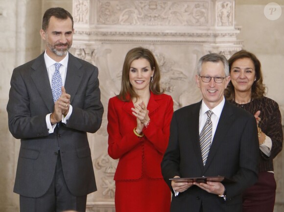 Le roi Felipe VI et la reine Letizia d'Espagne présidaient le 15 janvier 2015, au palais royal à Madrid, la cérémonie de remise des Prix nationaux de recherche 2014. Chacun portait au poignet un bracelet jaune remis quelques jours plus tôt par l'Association pour la rationalisation des horaires espagnols.