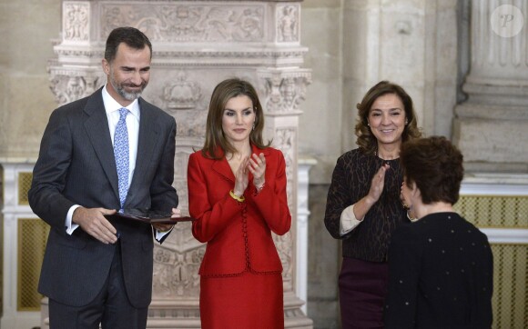 Le roi Felipe VI et la reine Letizia d'Espagne présidaient le 15 janvier 2015, au palais royal à Madrid, la cérémonie de remise des Prix nationaux de recherche 2014. Chacun portait au poignet un bracelet jaune remis quelques jours plus tôt par l'Association pour la rationalisation des horaires espagnols.