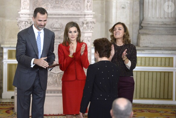 Le roi Felipe VI et la reine Letizia d'Espagne présidaient le 15 janvier 2015, au palais royal à Madrid, la cérémonie de remise des Prix nationaux de recherche 2014. Chacun portait au poignet un bracelet jaune remis quelques jours plus tôt par l'Association pour la rationalisation des horaires espagnols.