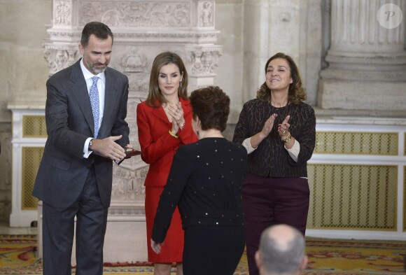 Le roi Felipe VI et la reine Letizia d'Espagne présidaient le 15 janvier 2015, au palais royal à Madrid, la cérémonie de remise des Prix nationaux de recherche 2014. Chacun portait au poignet un bracelet jaune remis quelques jours plus tôt par l'Association pour la rationalisation des horaires espagnols.