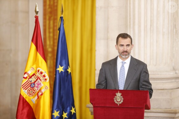 Le roi Felipe VI et la reine Letizia d'Espagne présidaient le 15 janvier 2015, au palais royal à Madrid, la cérémonie de remise des Prix nationaux de recherche 2014. Chacun portait au poignet un bracelet jaune remis quelques jours plus tôt par l'Association pour la rationalisation des horaires espagnols.