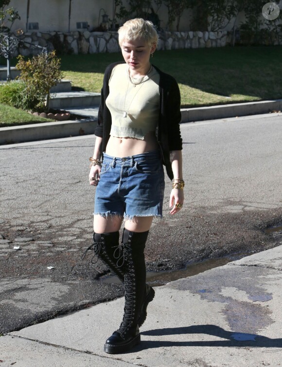 Semi-Exclusif - Miley Cyrus, sans soutien-gorge, porte un t-shirt en faveur de la dépénalisation de la marijuana, alors qu'elle se promène à Hollywood, le 14 janvier 2015.