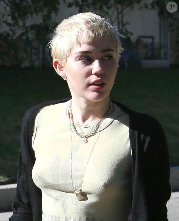 Semi-Exclusif - La chanteuse Miley Cyrus, sans soutien-gorge, porte un t-shirt en faveur de la dépénalisation de la marijuana, alors qu'elle se promène à Hollywood, le 14 janvier 2015.