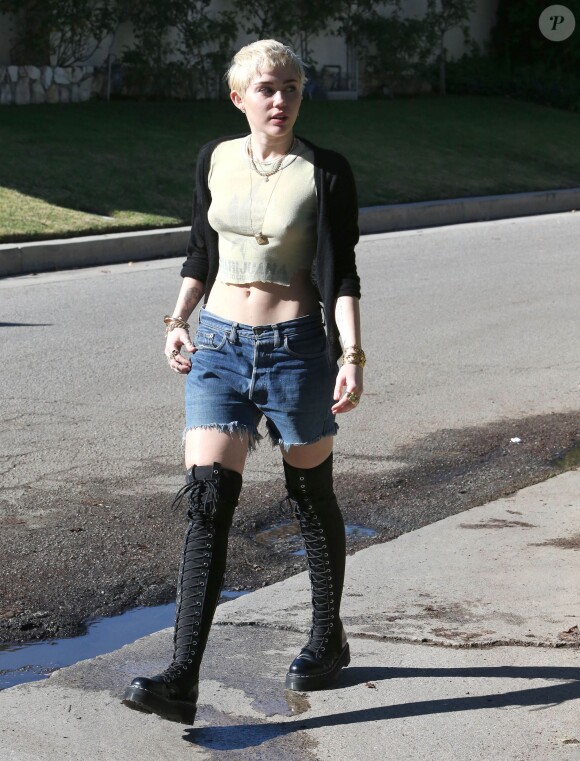 Semi-Exclusif - Miley Cyrus, sans soutien-gorge, porte un t-shirt en faveur de la dépénalisation de la marijuana, alors qu'elle se promène à Hollywood, le 14 janvier 2015.