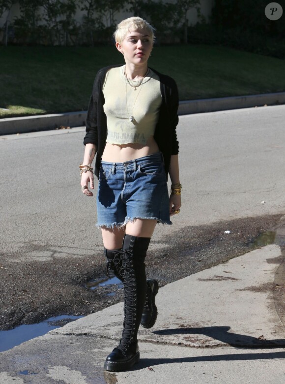 Semi-Exclusif - Miley Cyrus, sans soutien-gorge, porte un t-shirt en faveur de la dépénalisation de la marijuana, alors qu'elle se promène à Hollywood, le 14 janvier 2015.