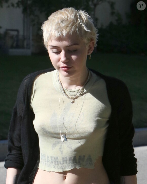 Semi-Exclusif - Miley Cyrus, sans soutien-gorge, porte un t-shirt en faveur de la dépénalisation de la marijuana, alors qu'elle se promène à Hollywood, le 14 janvier 2015.