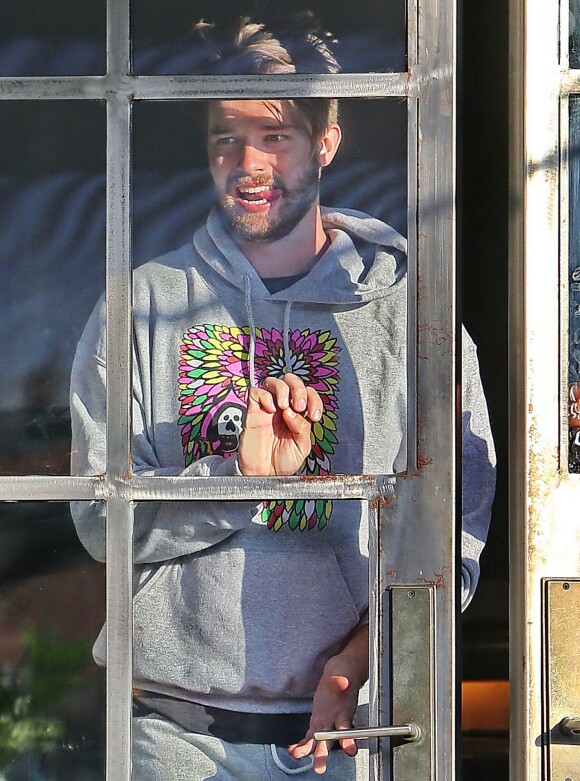 Exclusif - Patrick Schwarzenegger porte un sweat créé par sa petite-amie Miley Cyrus, le 9 janvier 2015, alors qu'il va boire un verre avec des amis à Los Angeles.
