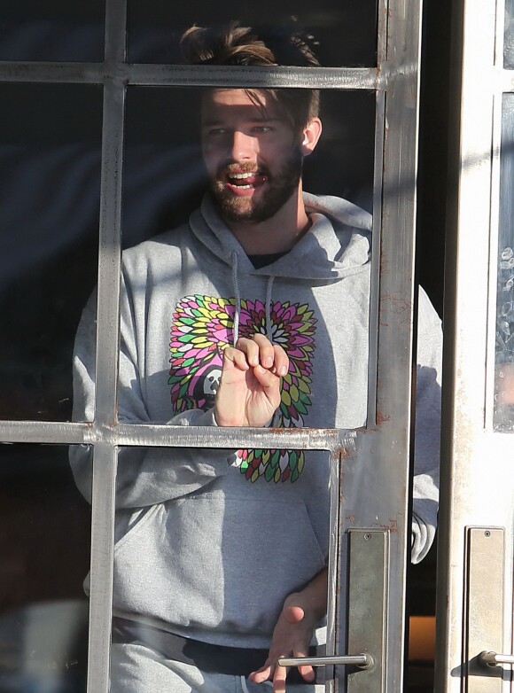 Exclusif - Patrick Schwarzenegger porte un sweat créé par sa petite-amie Miley Cyrus, le 9 janvier 2015, alors qu'il va boire un verre avec des amis à Los Angeles.