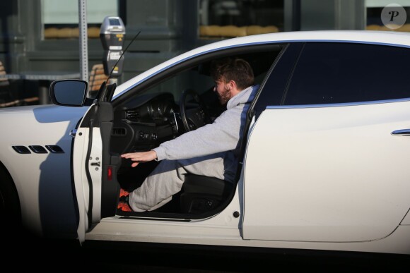Exclusif - Patrick Schwarzenegger porte un sweat créé par sa petite-amie Miley Cyrus, le 9 janvier 2015, alors qu'il va boire un verre avec des amis à Los Angeles.