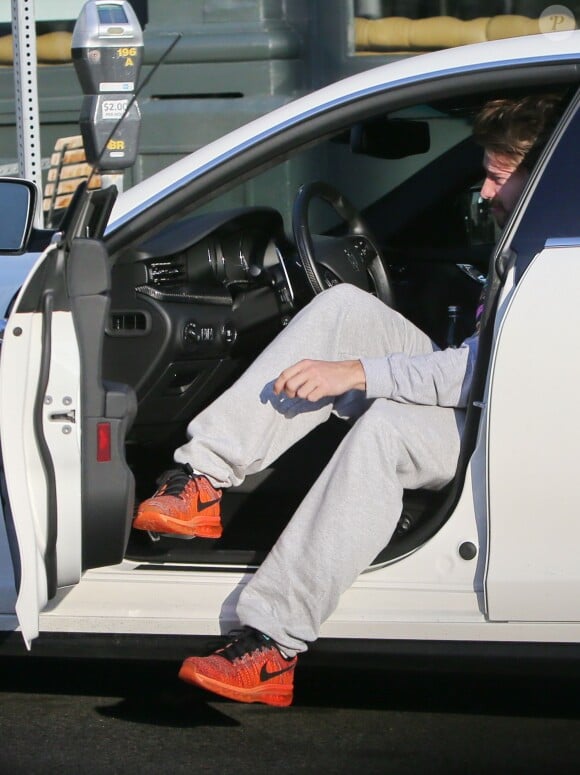 Exclusif - Patrick Schwarzenegger porte un sweat créé par sa petite-amie Miley Cyrus, le 9 janvier 2015, alors qu'il va boire un verre avec des amis à Los Angeles.