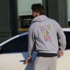 Exclusif - Patrick Schwarzenegger porte un sweat créé par sa petite-amie Miley Cyrus, le 9 janvier 2015, alors qu'il va boire un verre avec des amis à Los Angeles.