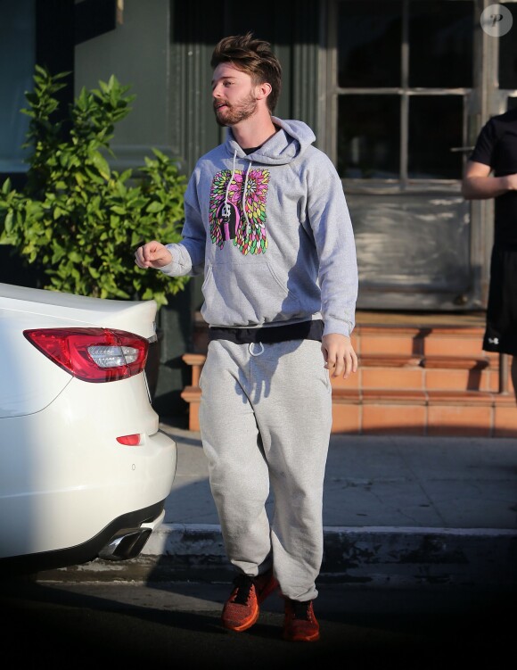 Exclusif - Patrick Schwarzenegger porte un sweat créé par sa petite-amie Miley Cyrus, le 9 janvier 2015, alors qu'il va boire un verre avec des amis à Los Angeles.