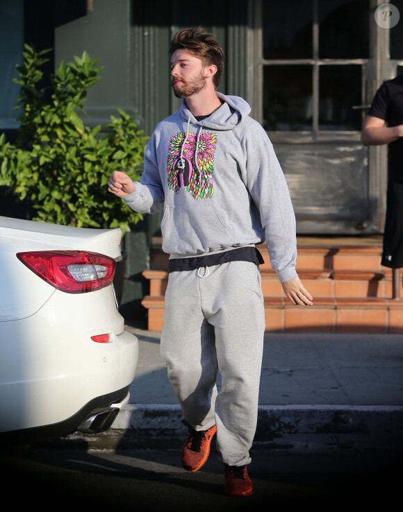 Exclusif - Patrick Schwarzenegger porte un sweat créé par sa petite-amie Miley Cyrus, le 9 janvier 2015, alors qu'il va boire un verre avec des amis à Los Angeles.