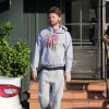 Exclusif - Patrick Schwarzenegger porte un sweat créé par sa petite-amie Miley Cyrus, le 9 janvier 2015, alors qu'il va boire un verre avec des amis à Los Angeles.