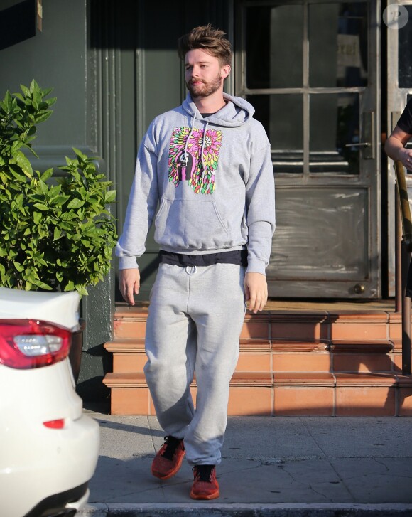 Exclusif - Patrick Schwarzenegger porte un sweat créé par sa petite-amie Miley Cyrus, le 9 janvier 2015, alors qu'il va boire un verre avec des amis à Los Angeles.