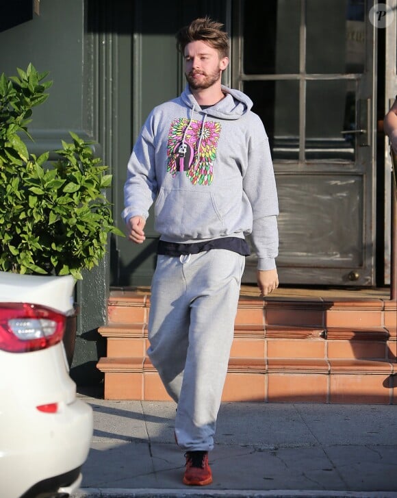 Exclusif - Patrick Schwarzenegger porte un sweat créé par sa petite-amie Miley Cyrus, le 9 janvier 2015, alors qu'il va boire un verre avec des amis à Los Angeles.