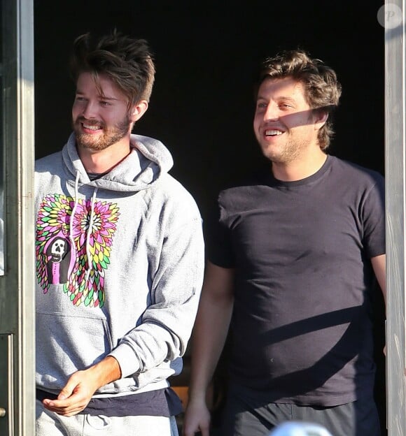 Exclusif - Patrick Schwarzenegger porte un sweat créé par sa petite-amie Miley Cyrus, le 9 janvier 2015, alors qu'il va boire un verre avec des amis à Los Angeles.