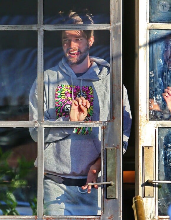Exclusif - Patrick Schwarzenegger porte un sweat créé par sa petite-amie Miley Cyrus, le 9 janvier 2015, alors qu'il va boire un verre avec des amis à Los Angeles.