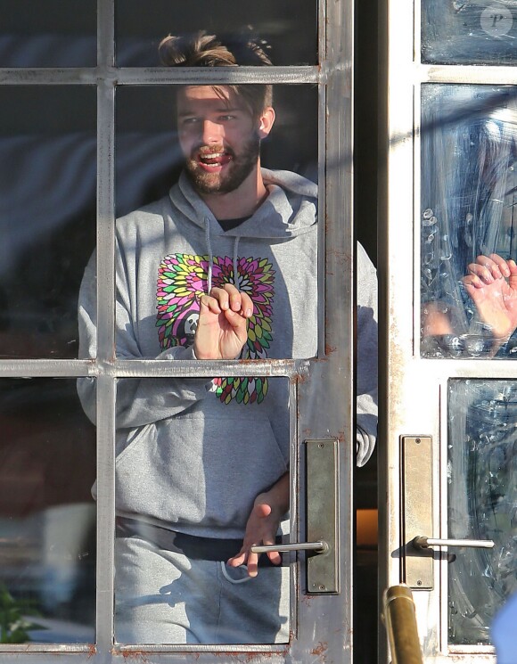Exclusif - Patrick Schwarzenegger porte un sweat créé par sa petite-amie Miley Cyrus, le 9 janvier 2015, alors qu'il va boire un verre avec des amis à Los Angeles.