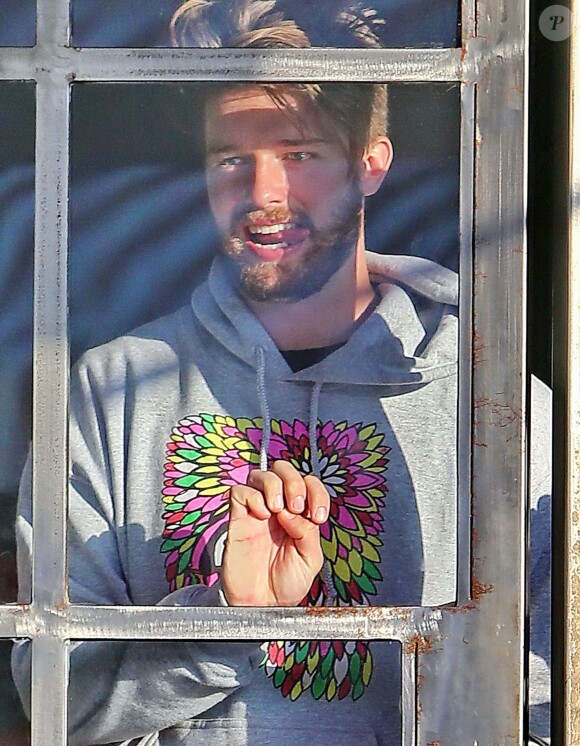 Exclusif - Patrick Schwarzenegger porte un sweat créé par sa petite-amie Miley Cyrus, le 9 janvier 2015, alors qu'il va boire un verre avec des amis à Los Angeles.