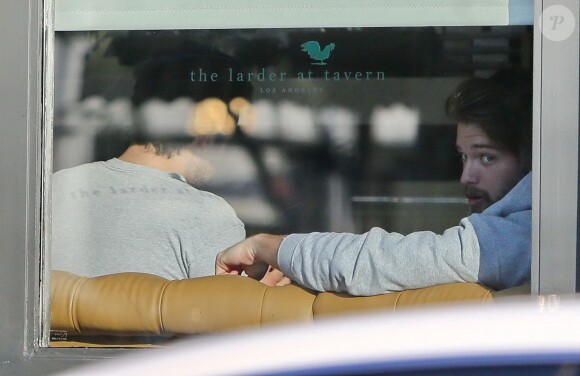 Exclusif - Patrick Schwarzenegger porte un sweat créé par sa petite-amie Miley Cyrus, le 9 janvier 2015, alors qu'il va boire un verre avec des amis à Los Angeles.