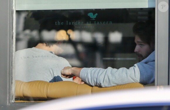 Exclusif - Patrick Schwarzenegger porte un sweat créé par sa petite-amie Miley Cyrus, le 9 janvier 2015, alors qu'il va boire un verre avec des amis à Los Angeles.