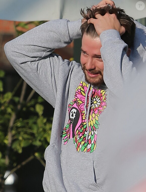 Exclusif - Patrick Schwarzenegger porte un sweat créé par sa petite-amie Miley Cyrus, le 9 janvier 2015, alors qu'il va boire un verre avec des amis à Los Angeles.