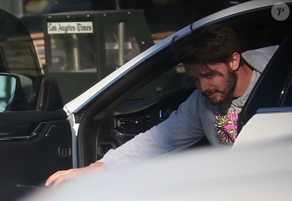 Exclusif - Patrick Schwarzenegger porte un sweat créé par sa petite-amie Miley Cyrus, le 9 janvier 2015, alors qu'il va boire un verre avec des amis à Los Angeles.