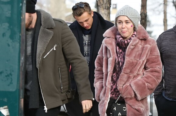 Exclusif - Arnold Schwarzenegger, sa compagne Heather Milligan, son fils Patrick Schwarzenegger et sa petite-amie Miley Cyrus lors d'un week-end en famille à Sun Valley, le 27 décembre 2014.