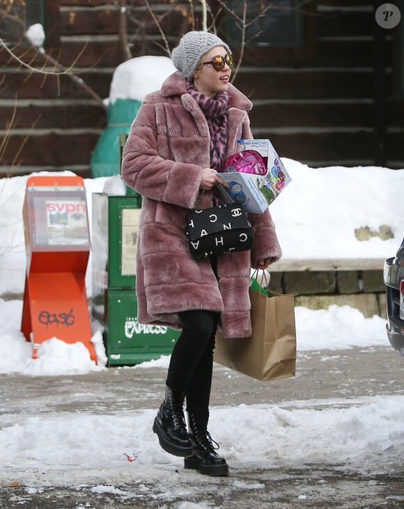 Exclusif - Arnold Schwarzenegger, sa compagne Heather Milligan, son fils Patrick Schwarzenegger et sa petite-amie Miley Cyrus lors d'un week-end en famille à Sun Valley, le 27 décembre 2014.