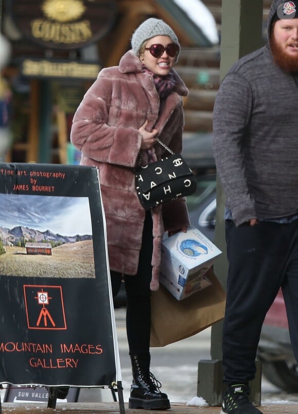 Exclusif - Arnold Schwarzenegger, sa compagne Heather Milligan, son fils Patrick Schwarzenegger et sa petite-amie Miley Cyrus lors d'un week-end en famille à Sun Valley, le 27 décembre 2014.