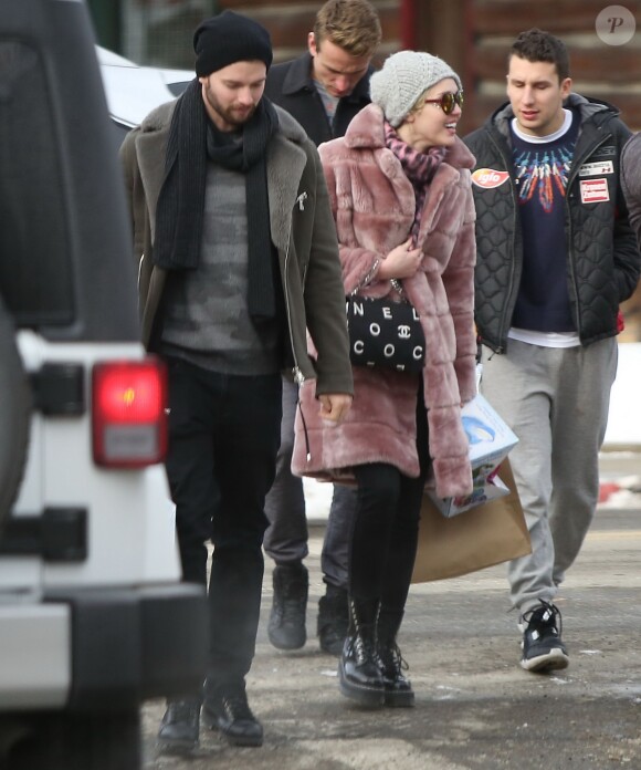 Exclusif - Arnold Schwarzenegger, sa compagne Heather Milligan, son fils Patrick Schwarzenegger et sa petite-amie Miley Cyrus lors d'un week-end en famille à Sun Valley, le 27 décembre 2014.