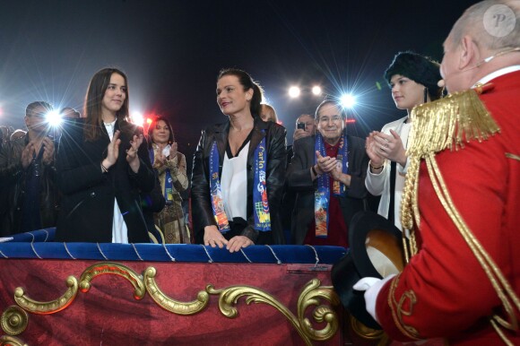 La princesse Stéphanie de Monaco applaudie par ses filles Camille Gottlieb et Pauline Ducruet, mais aussi Robert Hossein et sa femme Candice Patou, le 18 janvier 2015 au chapiteau Fontvieille, au 4e soir du 39e Festival International du Cirque de Monte-Carlo.