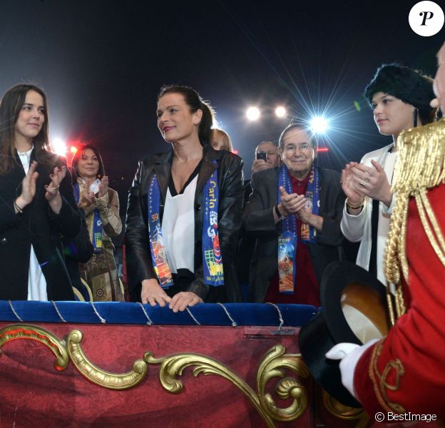 La princesse Stéphanie de Monaco applaudie par ses filles Camille Gottlieb et Pauline Ducruet, mais aussi Robert Hossein et sa femme Candice Patou, le 18 janvier 2015 au chapiteau Fontvieille, au 4e soir du 39e Festival International du Cirque de Monte-Carlo.