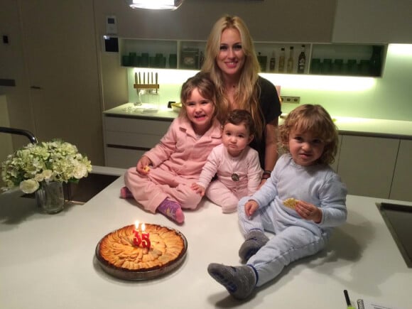 Carlos Moya fête les 35 ans de sa femme Carolina Cerezuela avec leurs trois enfants - janvier 2015.