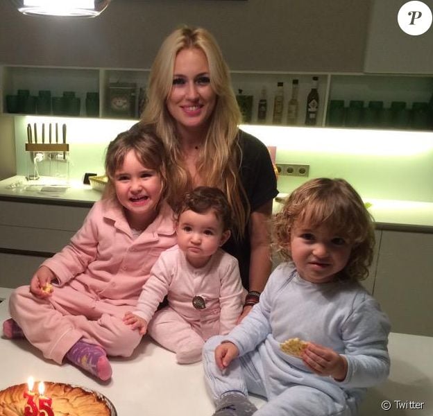 Carlos Moya fête les 35 ans de sa femme Carolina Cerezuela avec leurs trois enfants - janvier 2015.