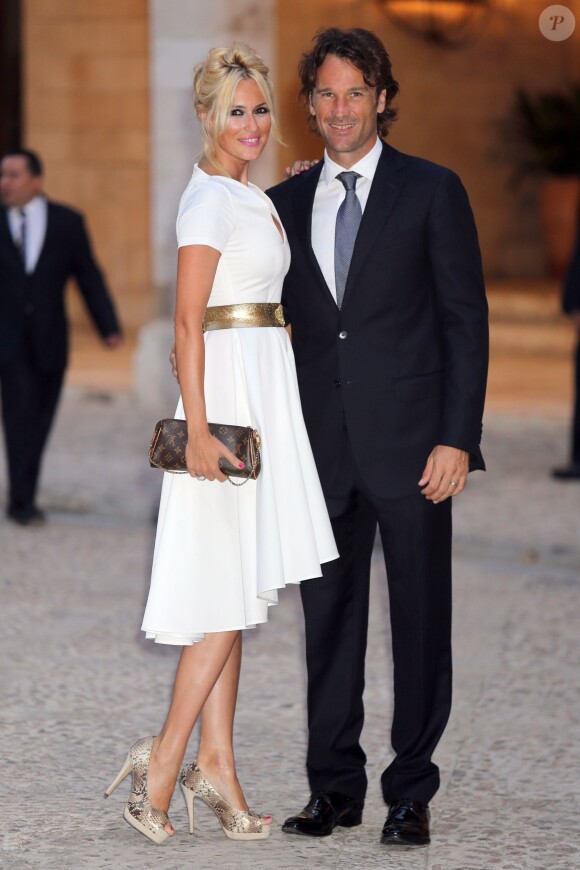 Carlos Moya et Carolina Cerezuela au palais de la Almudaina à Palma de Majorque, le 7 août 2014, lors de la réception organisée par le roi Felipe VI et la reine Letizia d'Espagne.