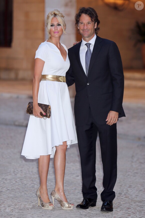 Carlos Moya et sa compagne Carolina Cerezuela au palais de la Almudaina à Palma de Majorque, le 7 août 2014, lors de la réception organisée par le roi Felipe VI et la reine Letizia d'Espagne.