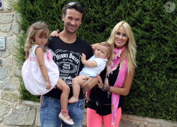 Exclusif - Carlos Moya lors de son 37e anniversaire avec sa femme Carolina Cerezuela et leurs enfants Carla et Carlo, le 27 août 2013 à Palma de Majorque. Le couple a eu le 9 avril 2014 son troisième enfant, Daniela.