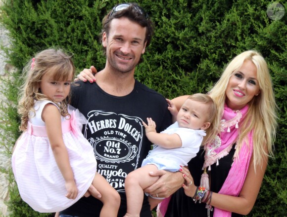 Exclusif - Carlos Moya lors de son 37e anniversaire avec sa femme Carolina Cerezuela et leurs enfants Carla et Carlo, le 27 août 2013 à Palma de Majorque. Le couple a eu le 9 avril 2014 son troisième enfant, Daniela.