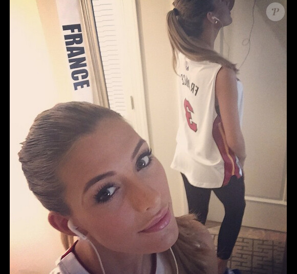 Camille Cerf à l'élection Miss Univers 2015 en Floride. La belle Française se photographie en tenue sportive. Janvier 2015.