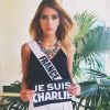 Camille Cerf à l'élection Miss Univers 2015 en Floride. Elle a pris la pose avec la pancarte "Je suis Charlie". Janvier 2015.