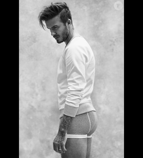 David Beckham pose en pull et boxer de la nouvelle collection de sa ligne de vêtements, David Beckham Bodywear pour H&M.