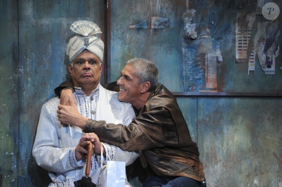 Samy Naceri lors du filage de la pièce L'Indien cherche le Bronx avec Gregory Duvall et Karunakaran au Théâtre du Petit Gymnase, à Paris le 13 janvier 2015