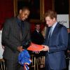 Le prince Harry a rencontré la star de la NBA Carmelo Anthony lors de la cérémonie de remise de diplômes de CoachCore le 14 janvier 2015 au palais St James, à Londres.