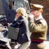 La princesse Diana et le Major James Hewitt photographiés dans une caserne à la fin des années 1980