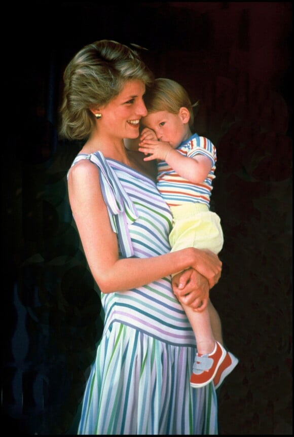 Lady Diana avec le prince Harry, 2 ans, dans les bras en 1986 à Palma de Majorque, chez la famille royale d'Espagne